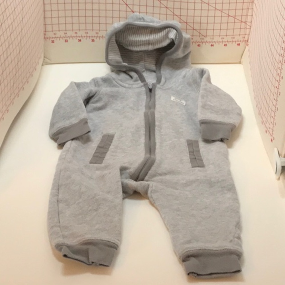 CARTER’S SIZE 6 MONTHS FULL ZIP UP ONE PIECE HOODIE.  60% COTTON 40% POLYESTER